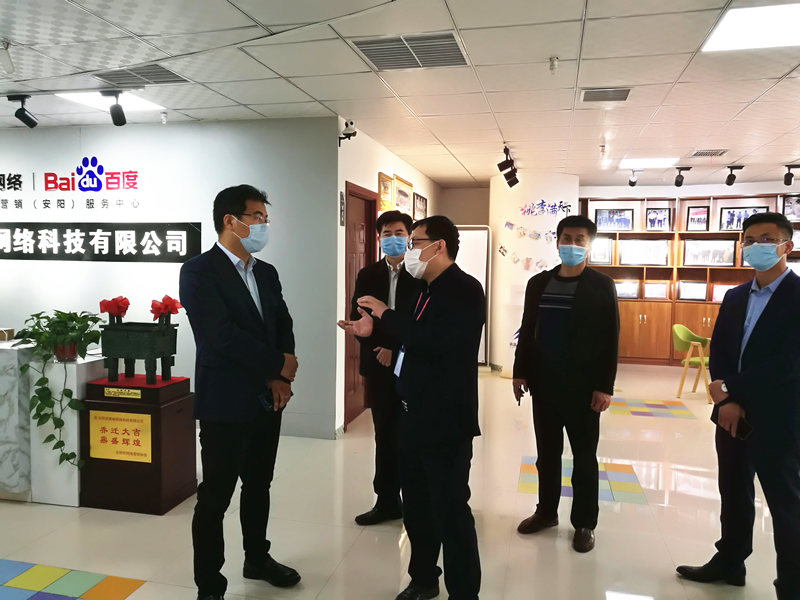 安陽市商務(wù)局副局長(zhǎng)張躍勇，攜同天津伍創(chuàng)電子商務(wù)有限公司李富民一行蒞臨安陽青峰網(wǎng)絡(luò)參觀指導(dǎo)?。?>
                        </a>
                    </div>
                </div>
                <div   id=